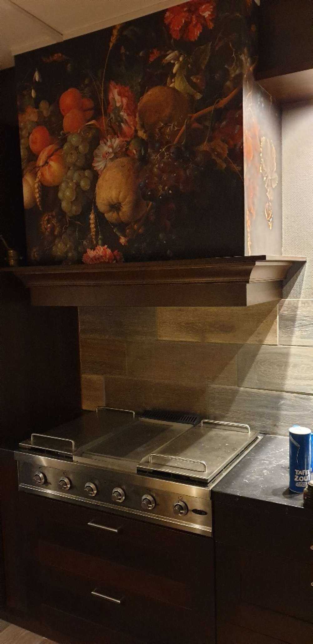 Ghirlanda di frutta con qualche fiore