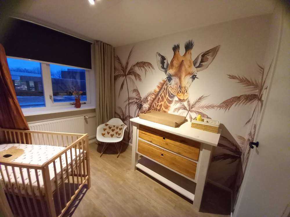 Baby giraffa nella giungla taupe