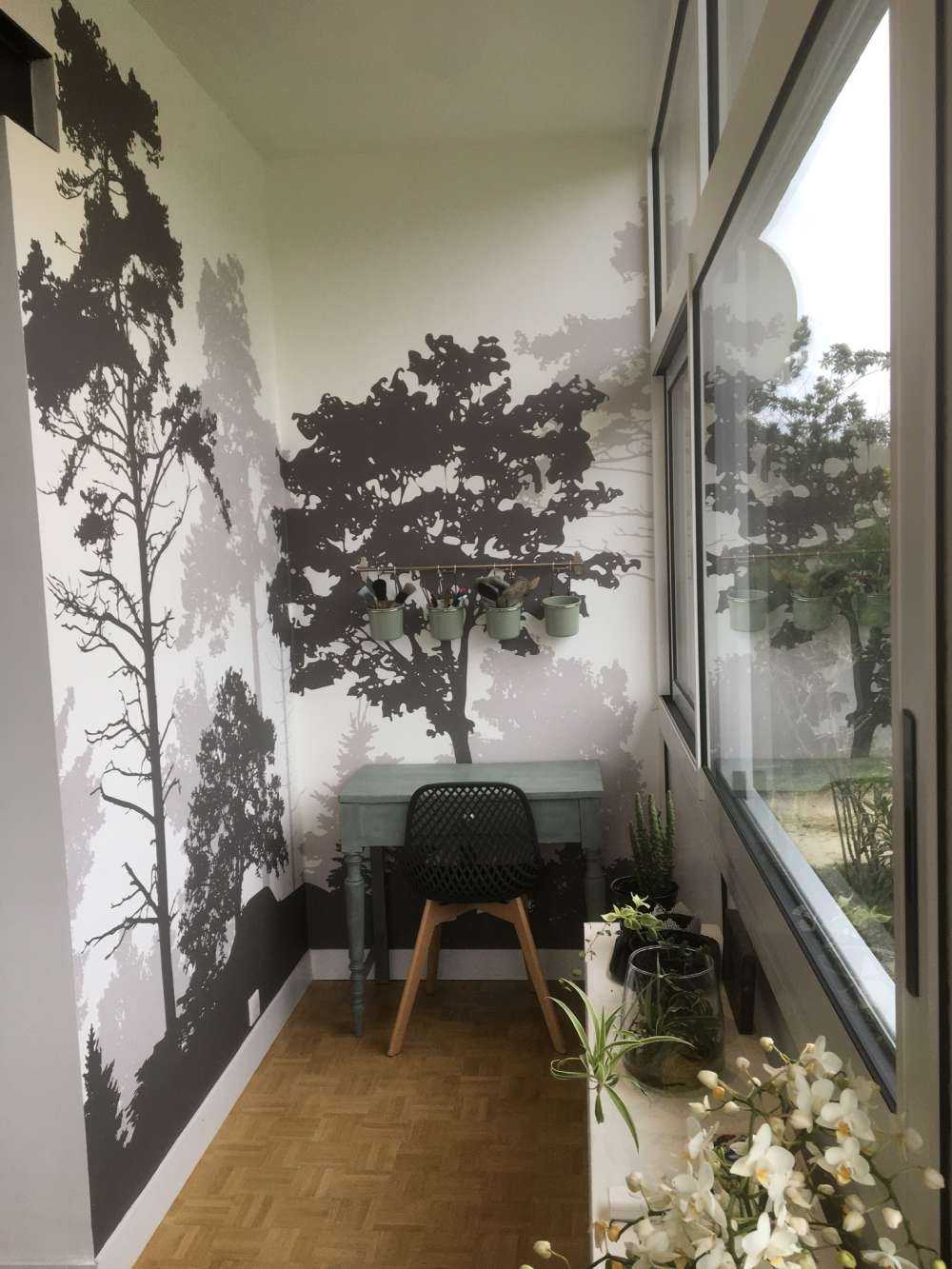 Foresta verde di conifere