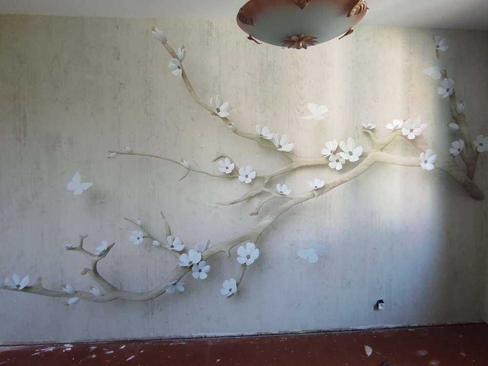 Rama con flores blancas sobre fondo de madera