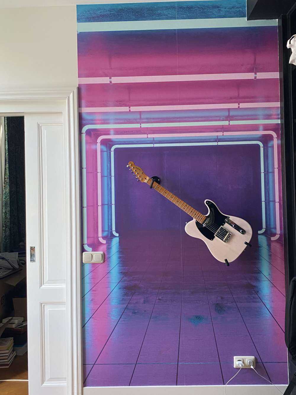 Stanza di cemento con luci al neon