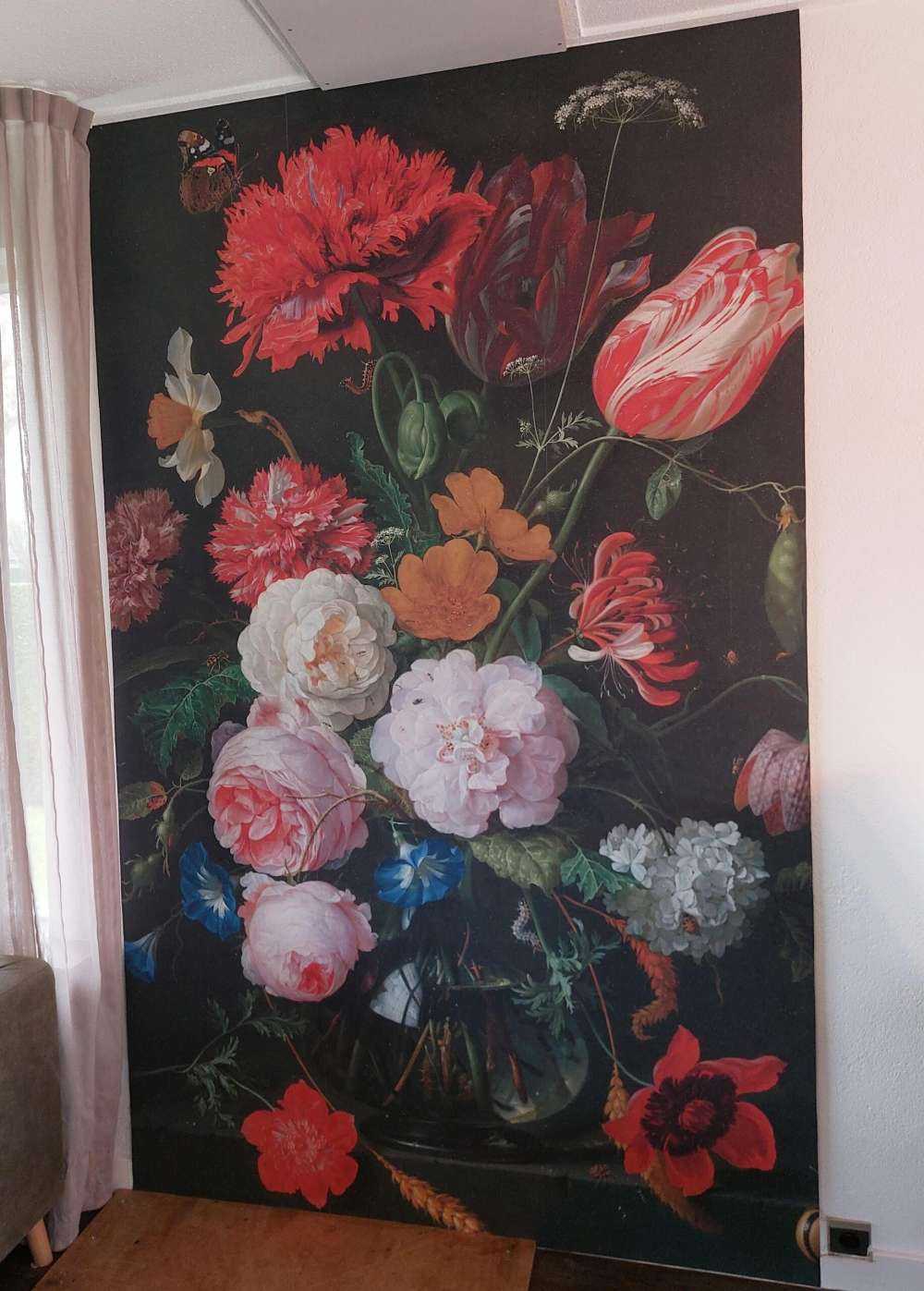 Natura morta con fiori in vaso di vetro