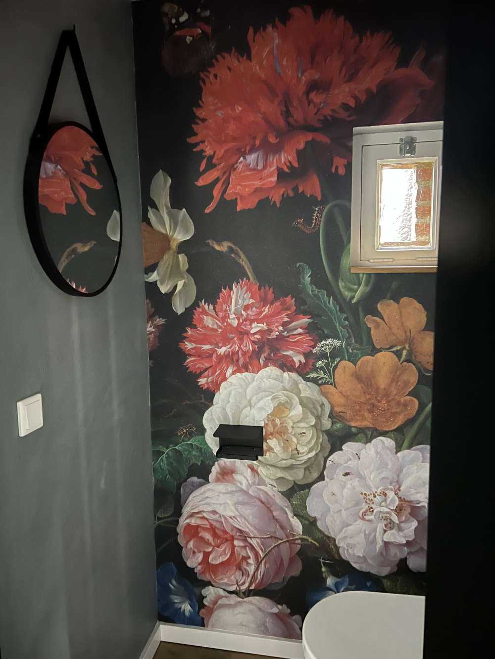 Natura morta con fiori in vaso di vetro