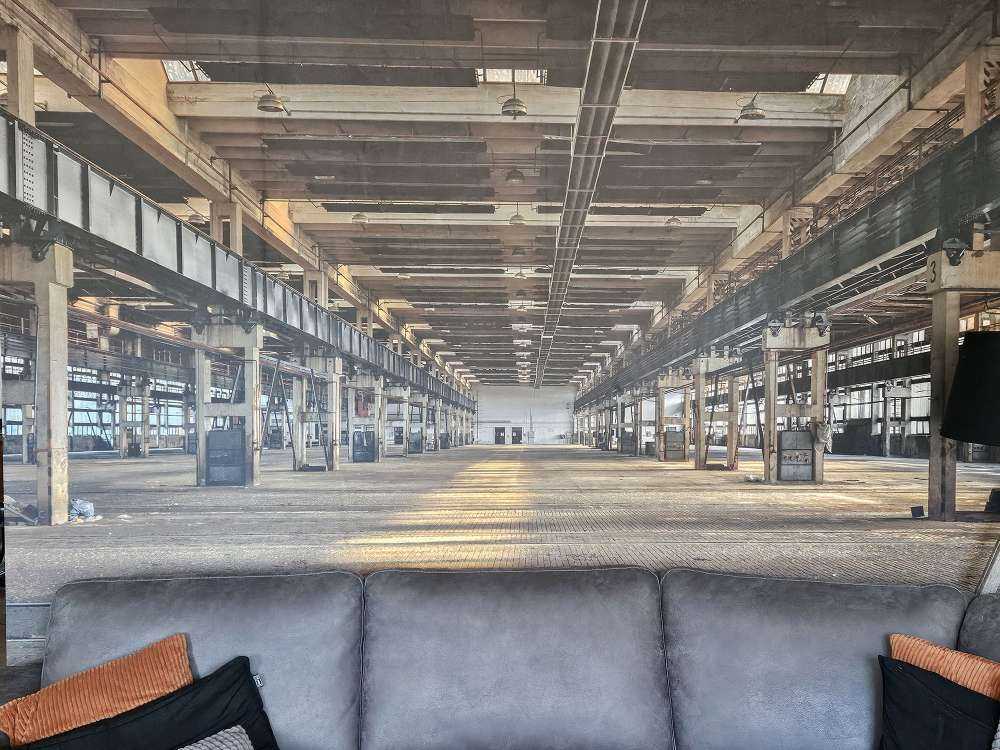 Vecchio garage abbandonato