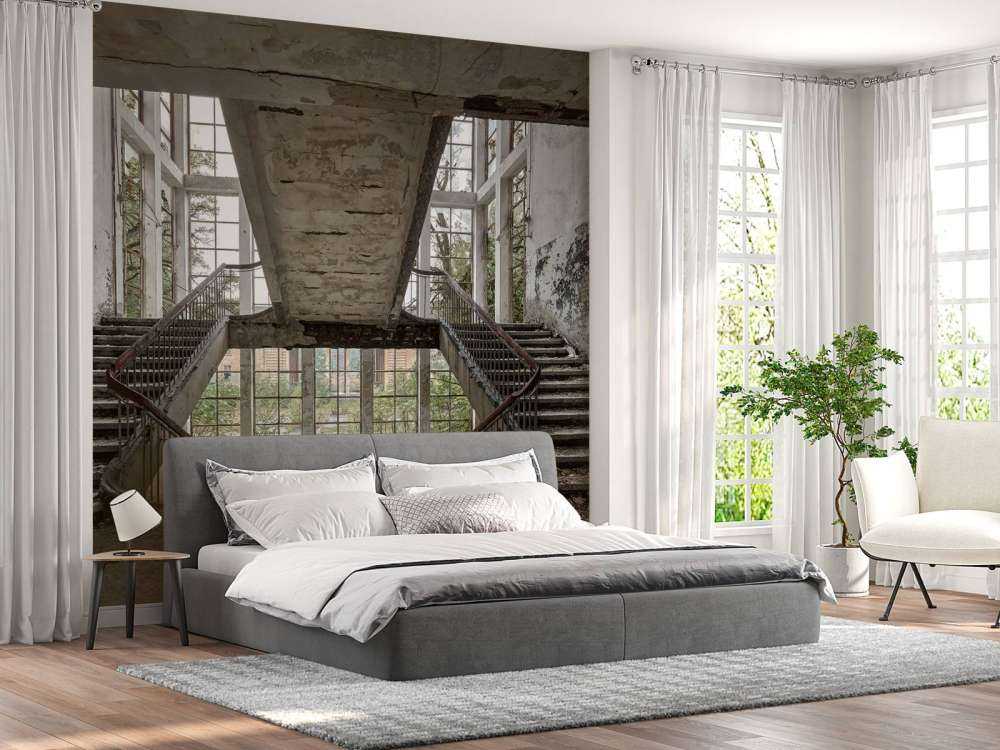 Scala di una scuola abbandonata