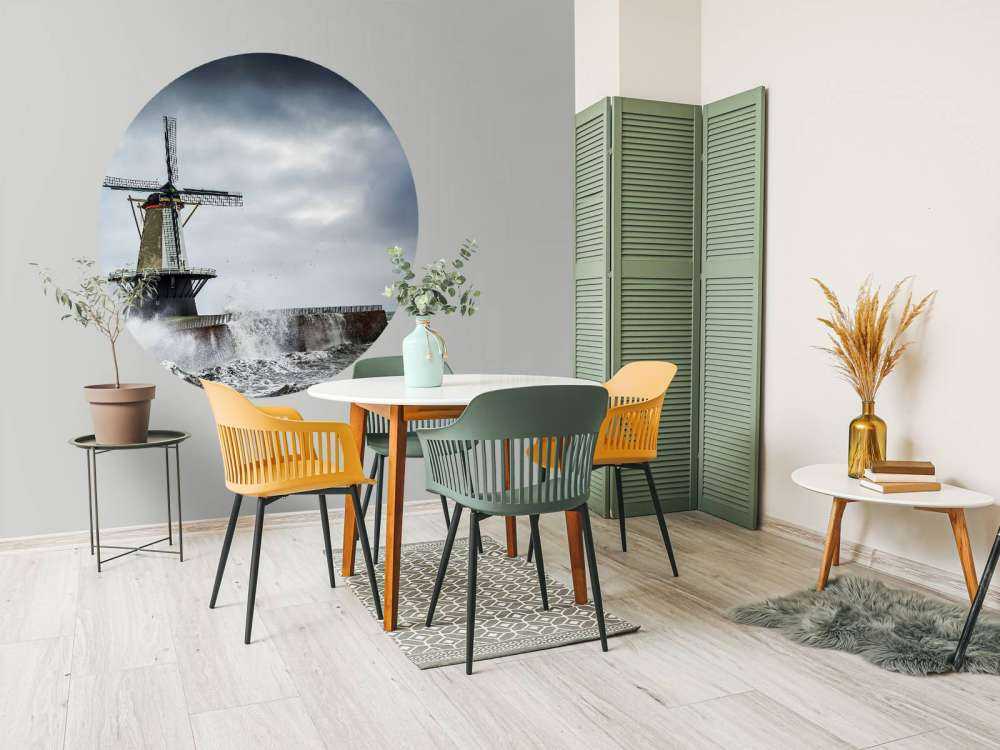 Mulino con onde di tempesta