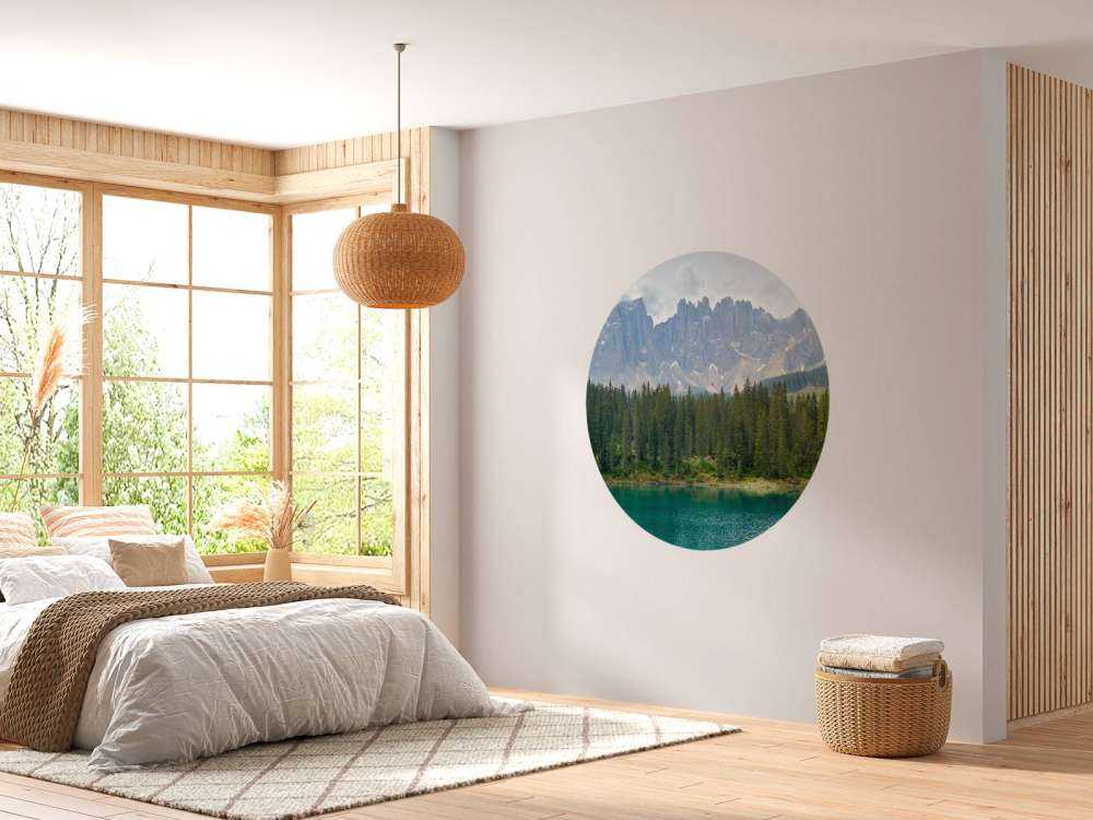 Filare di alberi vicino a un lago di montagna