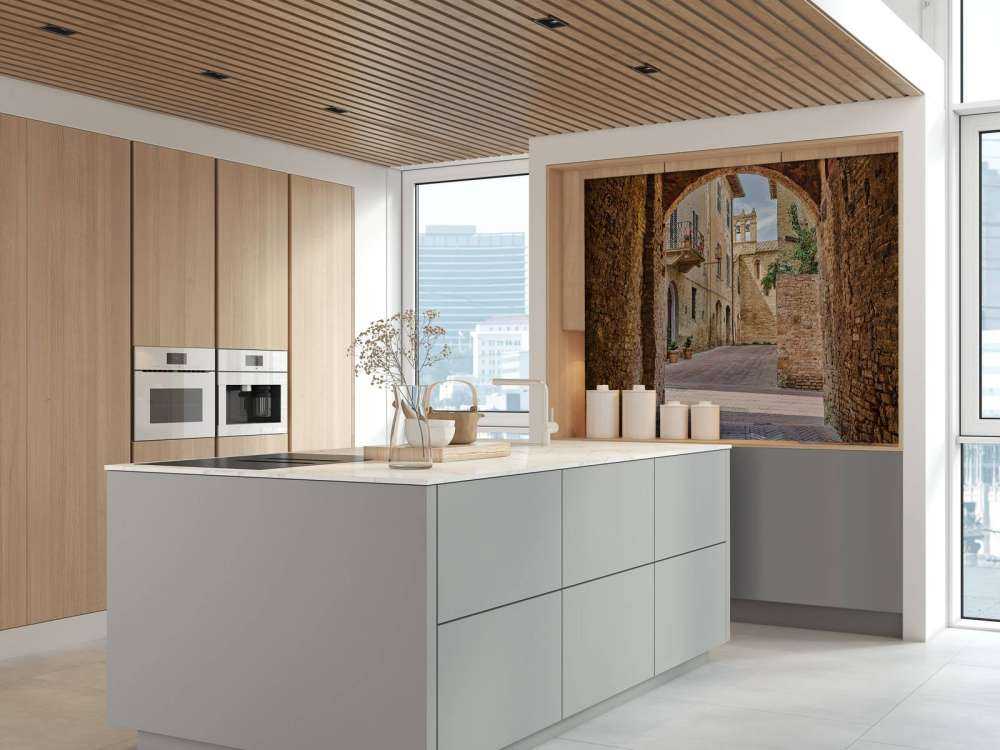 Piccola strada con arco