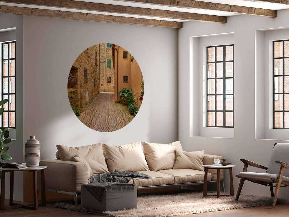 Strada con piante e fiori