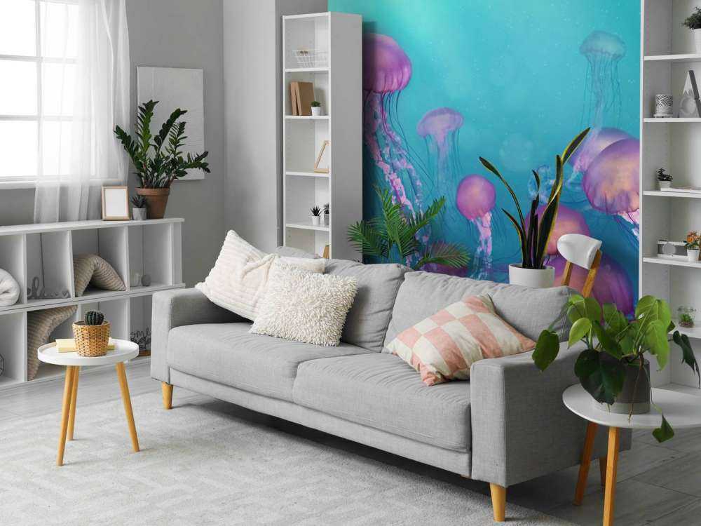 Medusa rosa in mare blu