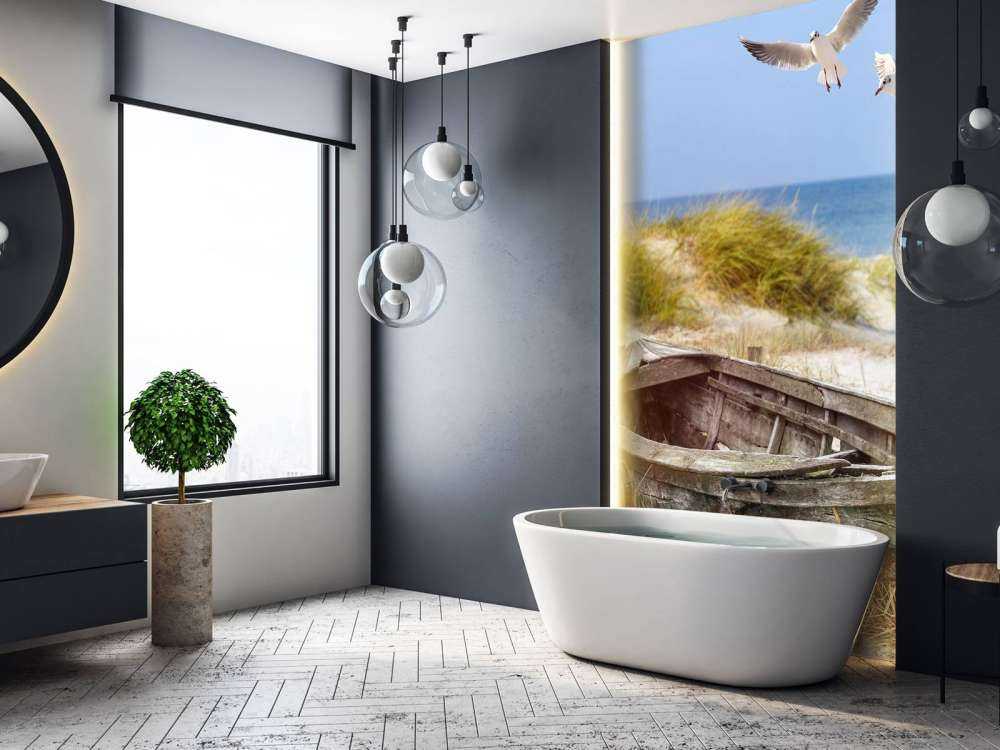 Vecchia barca da pesca, gabbiani, spiaggia e mare