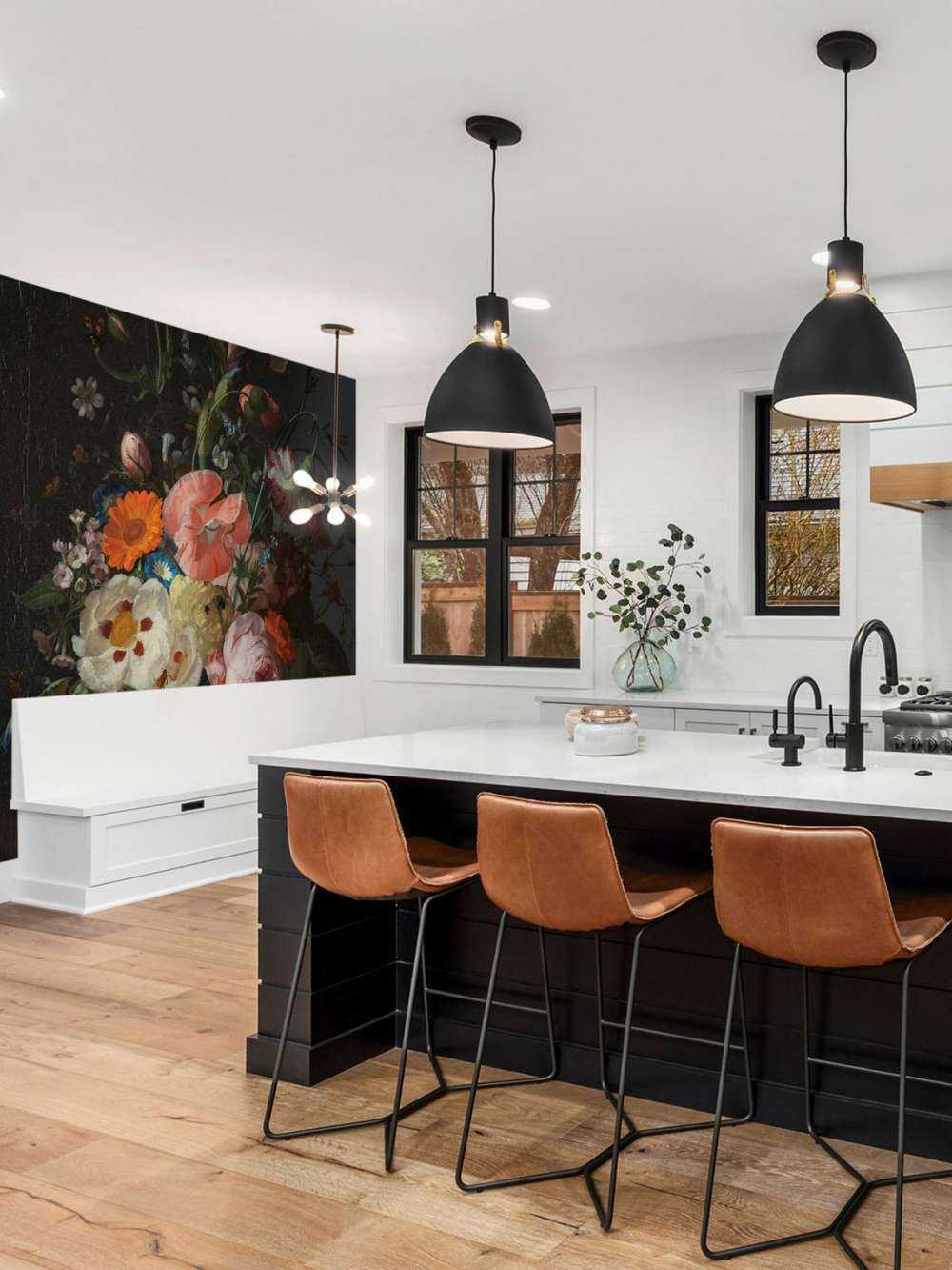 Natura morta con fiori su un tavolo di marmo