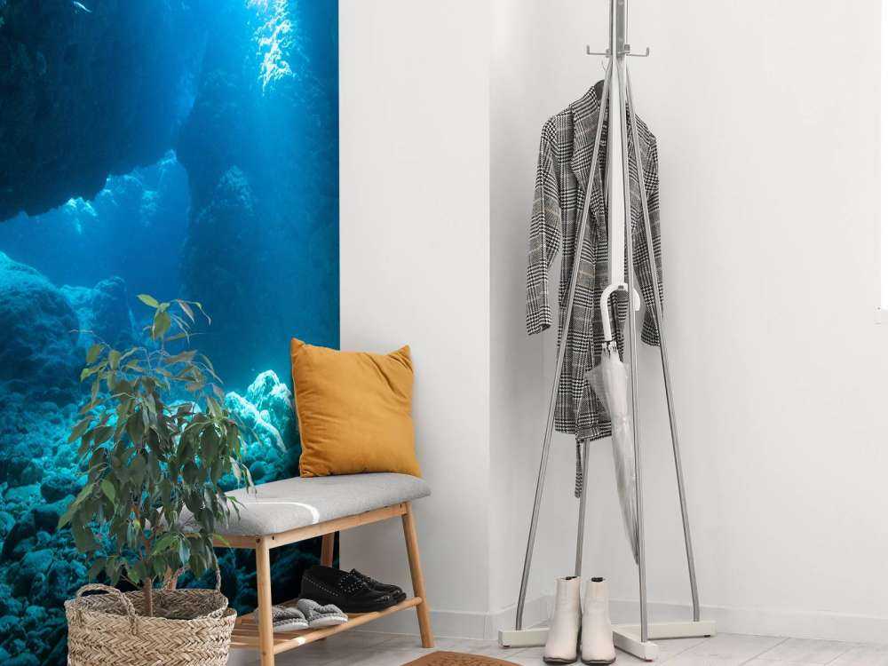 Grotta scura nell'oceano