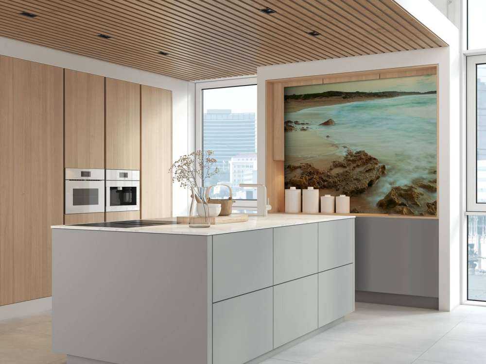 Spiaggia tranquilla con rocce