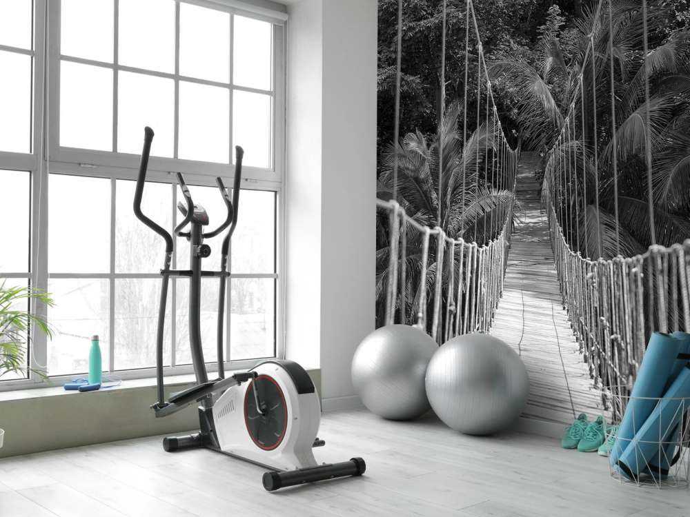 Ponte di legno tra le palme