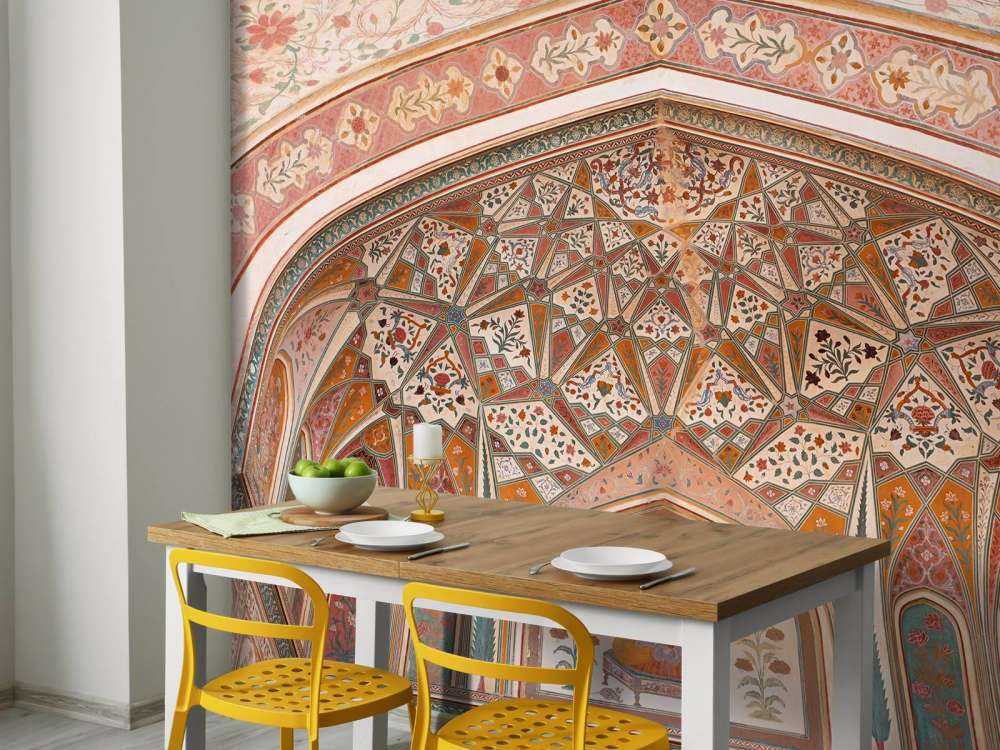 Arco indiano riccamente dipinto 