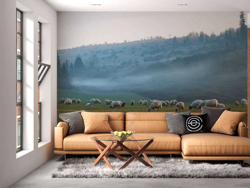 Gregge di pecore con paesaggio nebbioso