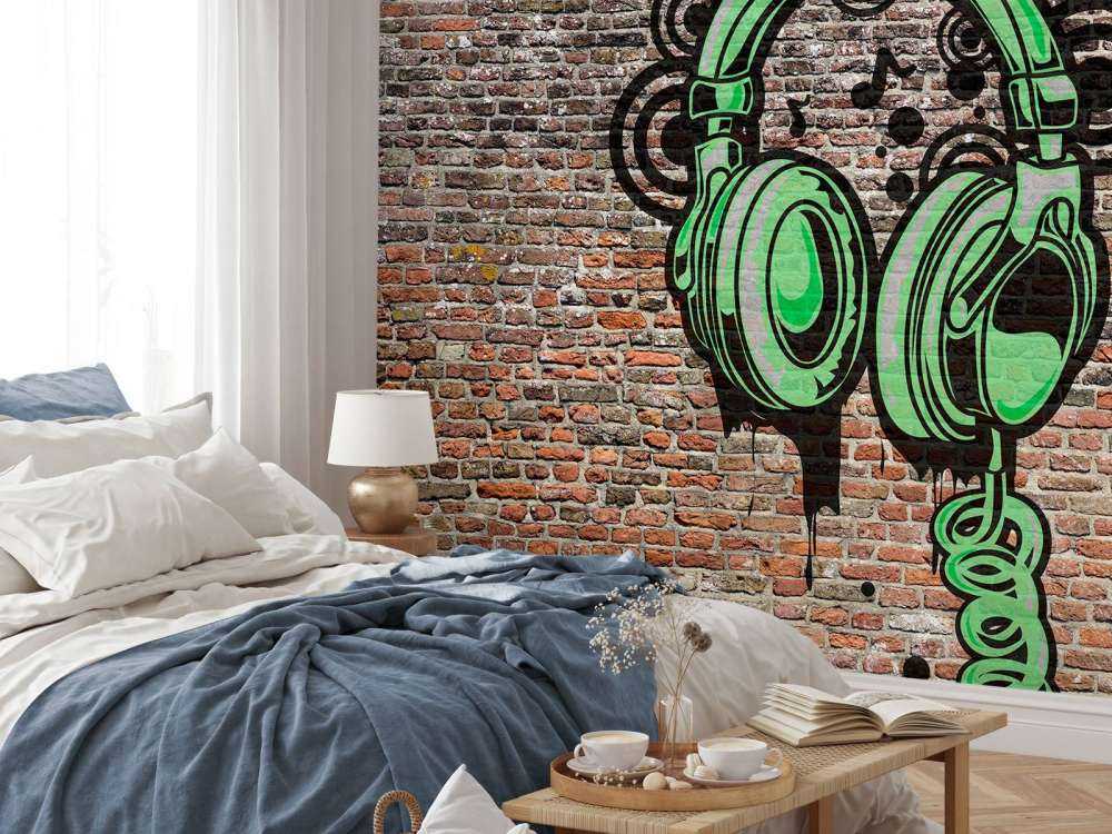 Graffiti su un vecchio muro di mattoni