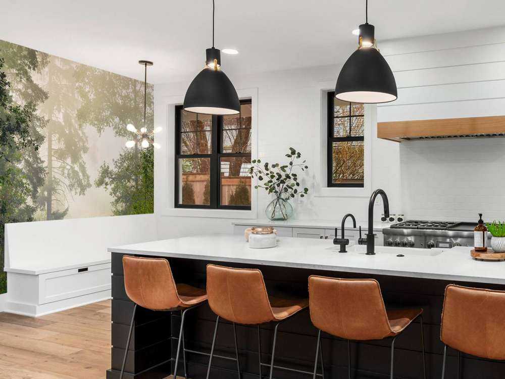 Strada attraverso la foresta nebbiosa