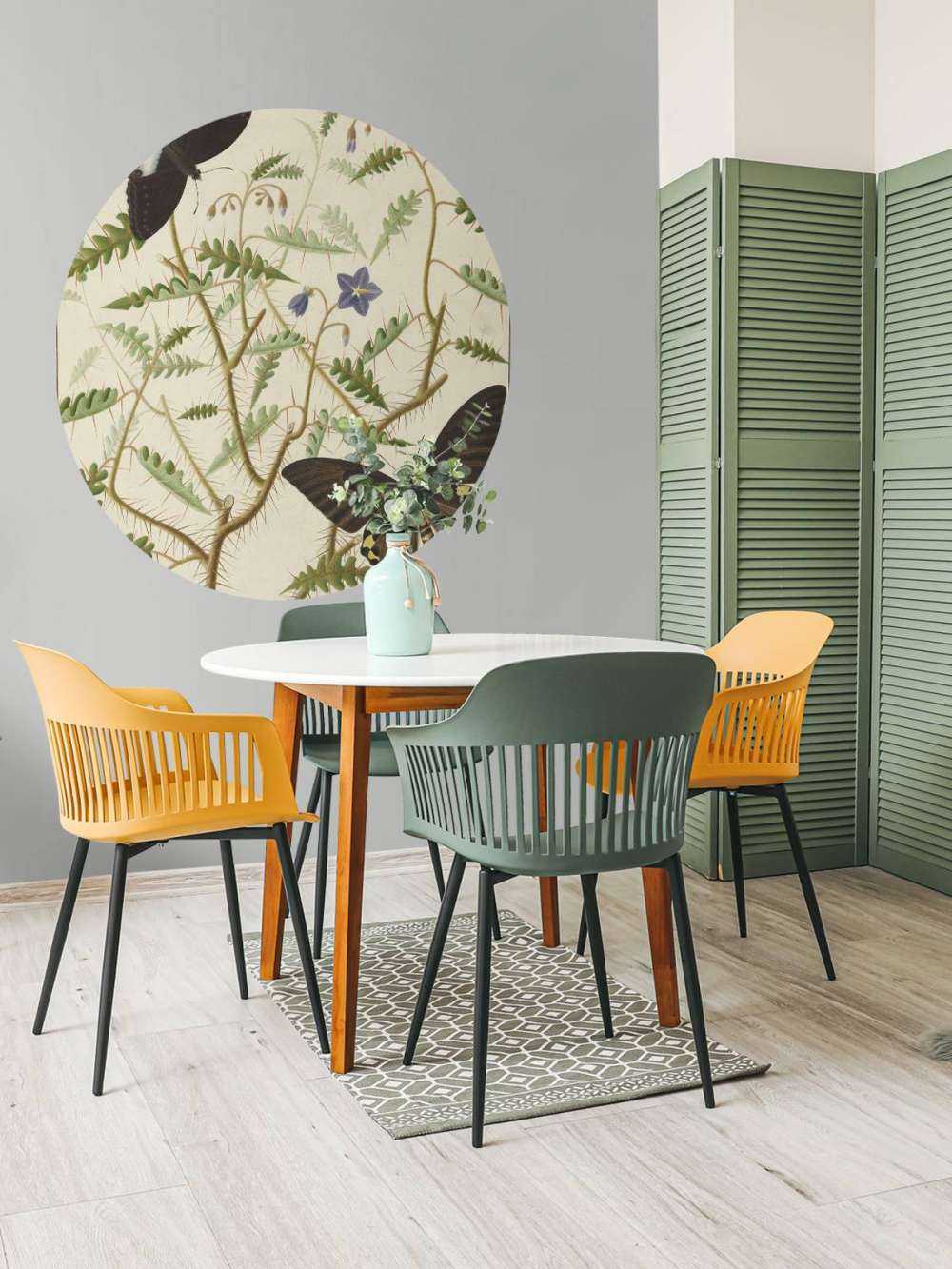 Un arbusto in fiore con due farfalle esotiche