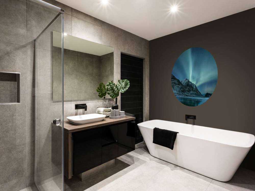 Aurora boreale verde sopra le montagne