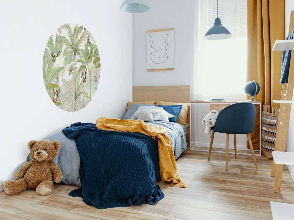 Giungla con scimmie e pappagalli a colori