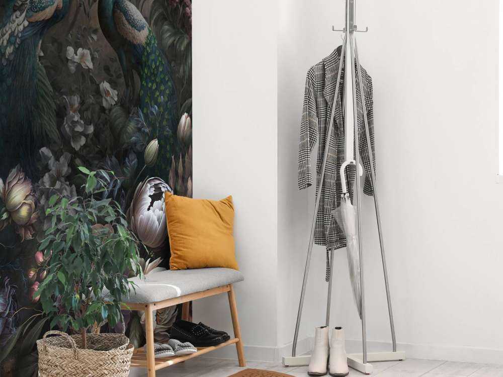 Sussurri di Pavoni nel Giardino Oscuro