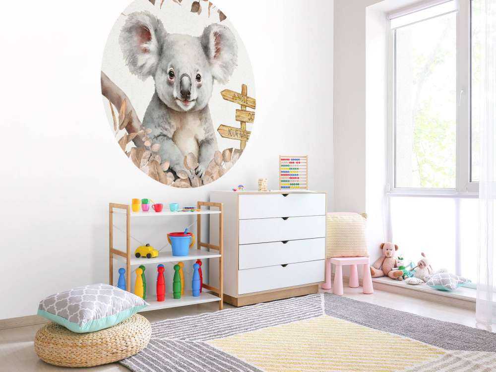 Baby koala nella giungla taupe