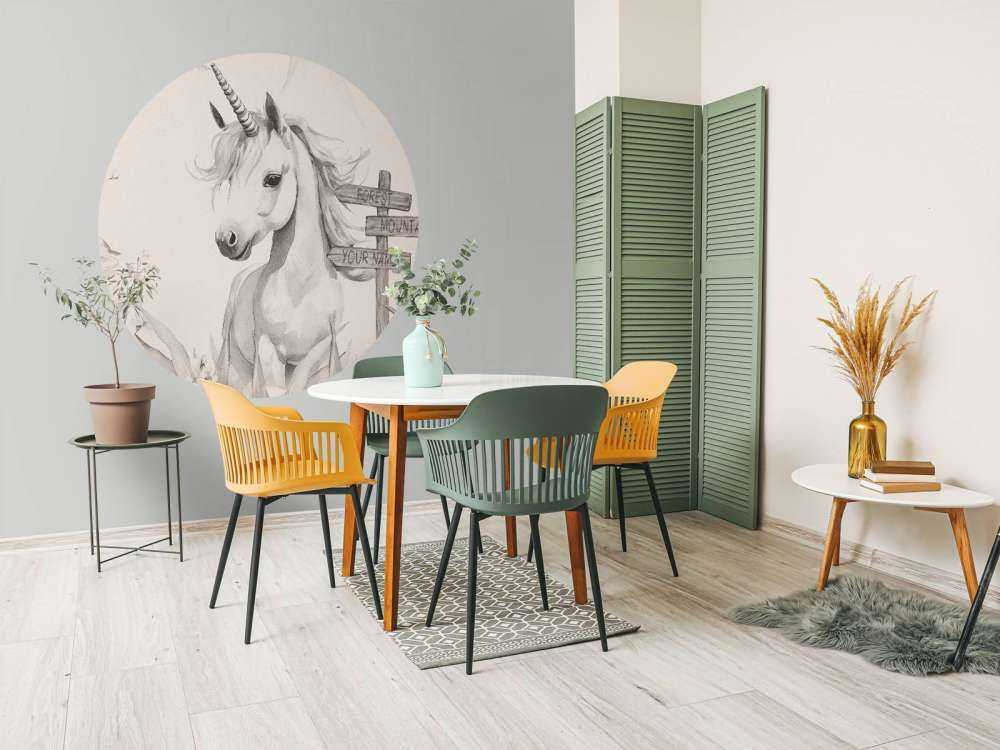 Bambino unicorno con piante beige