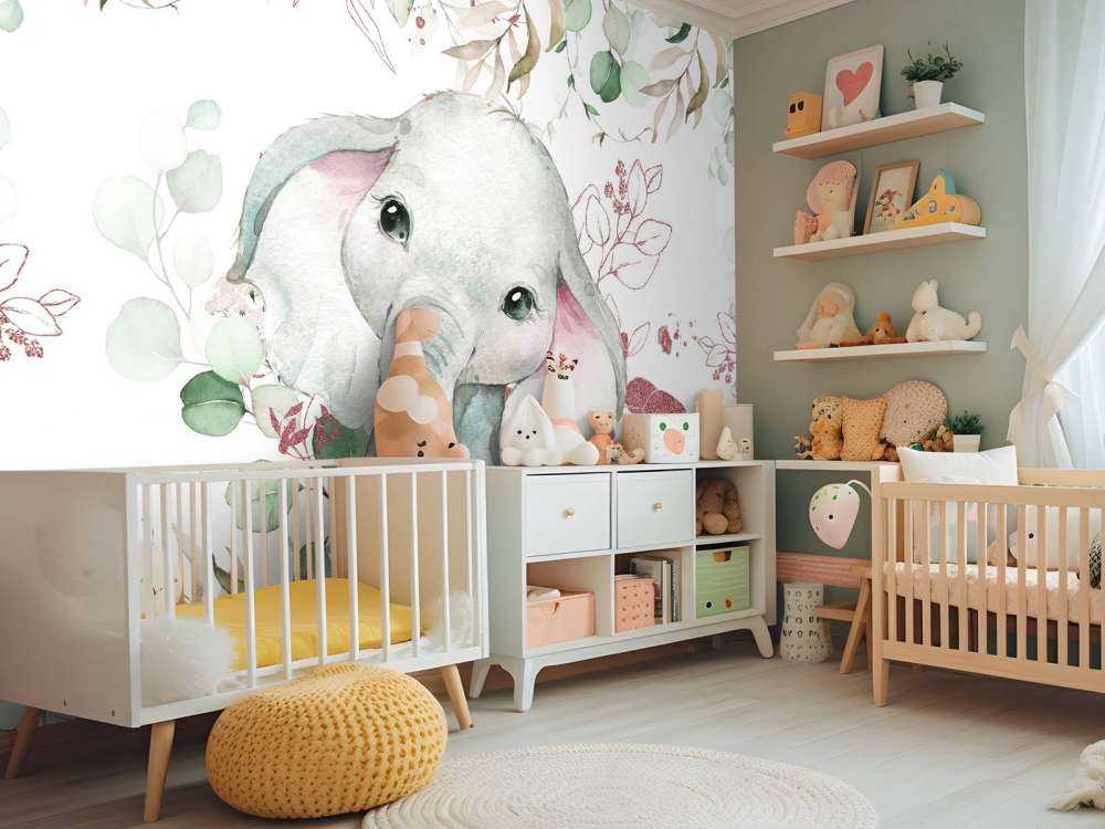 Baby elefante con foglie di menta e rosa