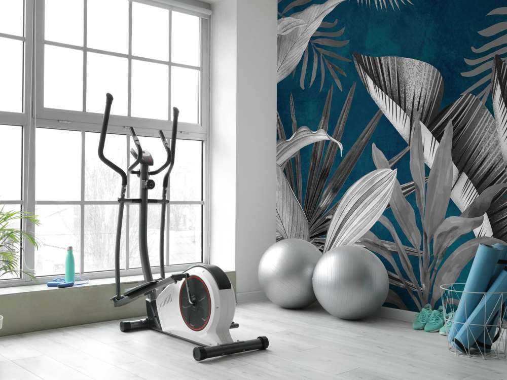 Foglie tropicali su sfondo blu