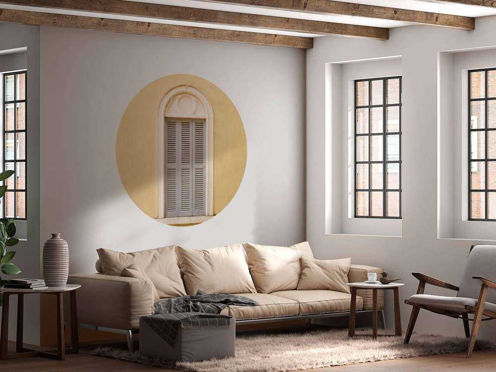 Finestra con persiane in legno su parete gialla