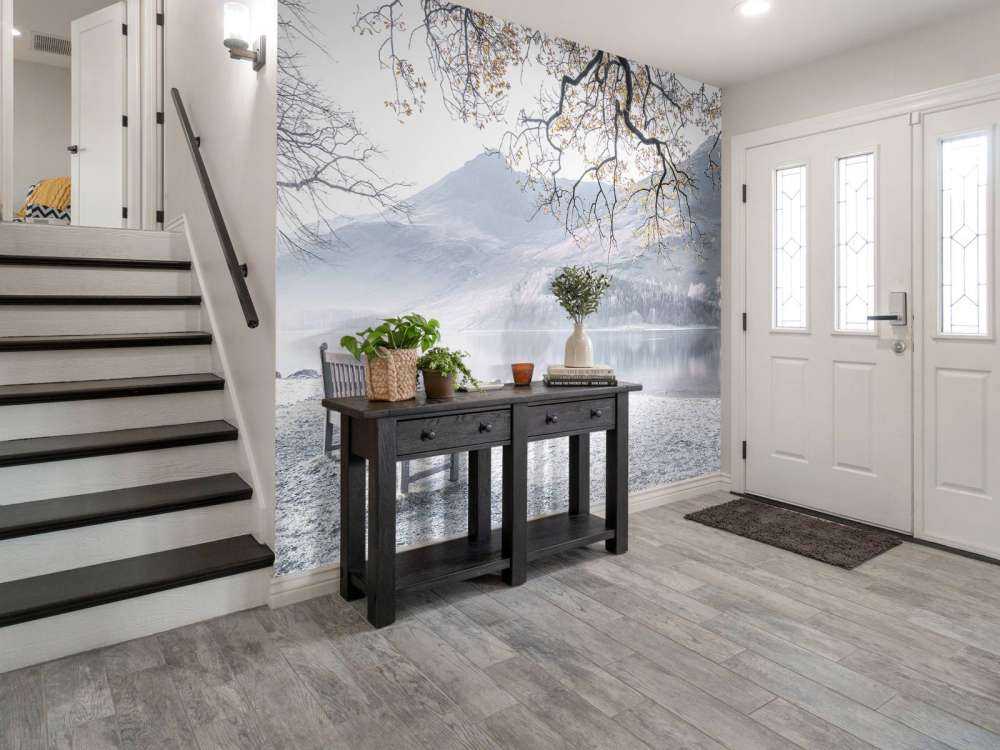 Panchina in un lago tranquillo