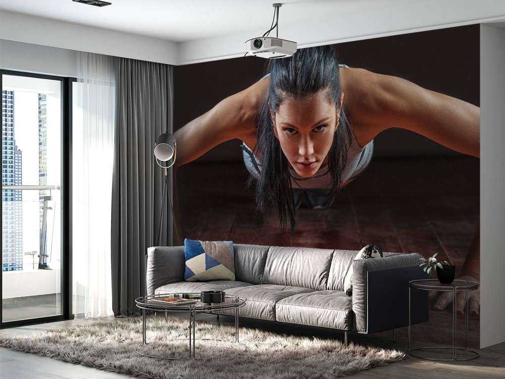 Donna che fa flessioni