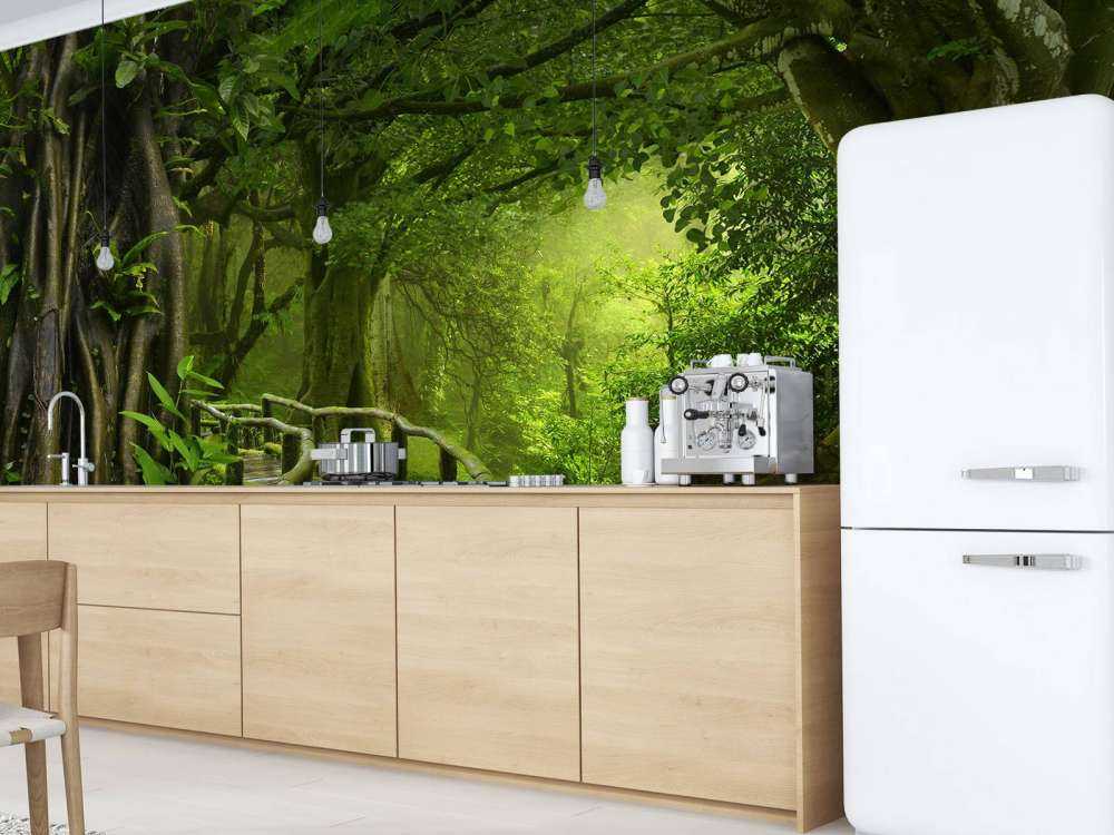 Ponte di legno attraverso una giungla verde