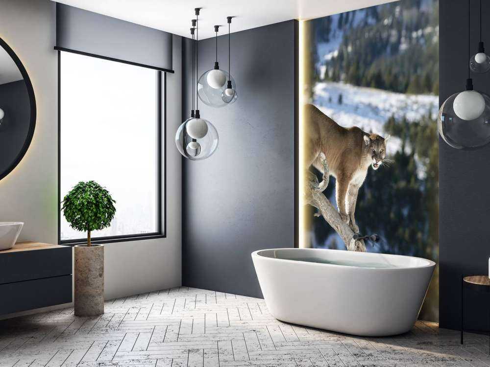 Leone di montagna su un albero morto