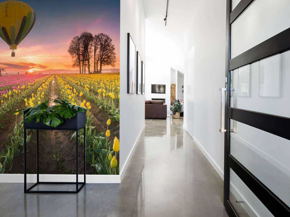 Campo di tulipani rosa e gialli