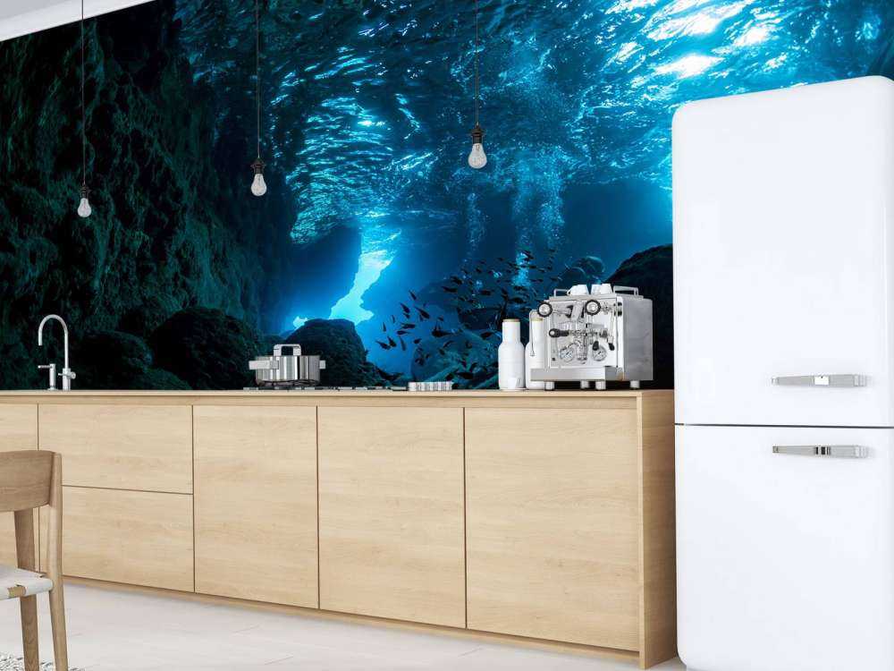 Raggi di sole in grotta subacquea