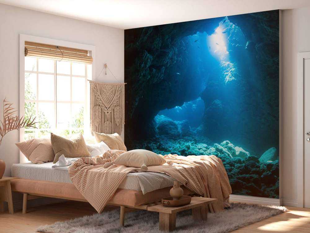 Grotta scura nell'oceano