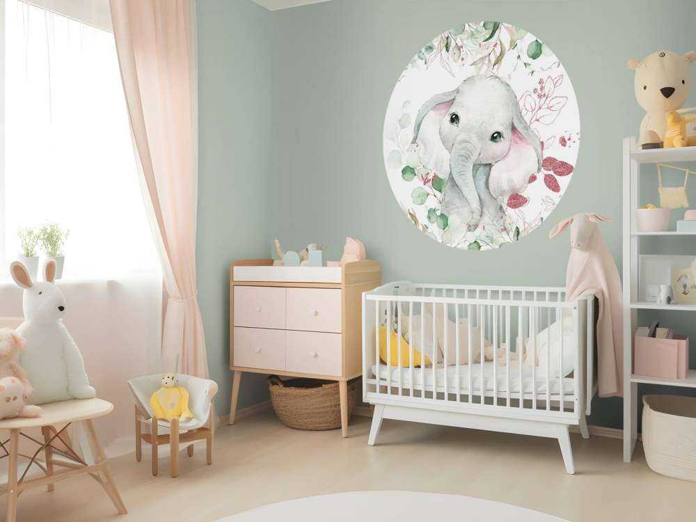 Baby elefante con foglie di menta e rosa