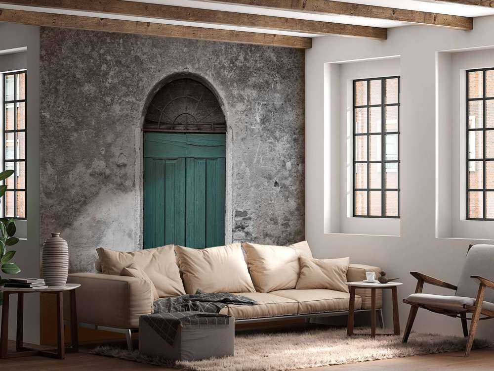 Porta verde in un vecchio muro