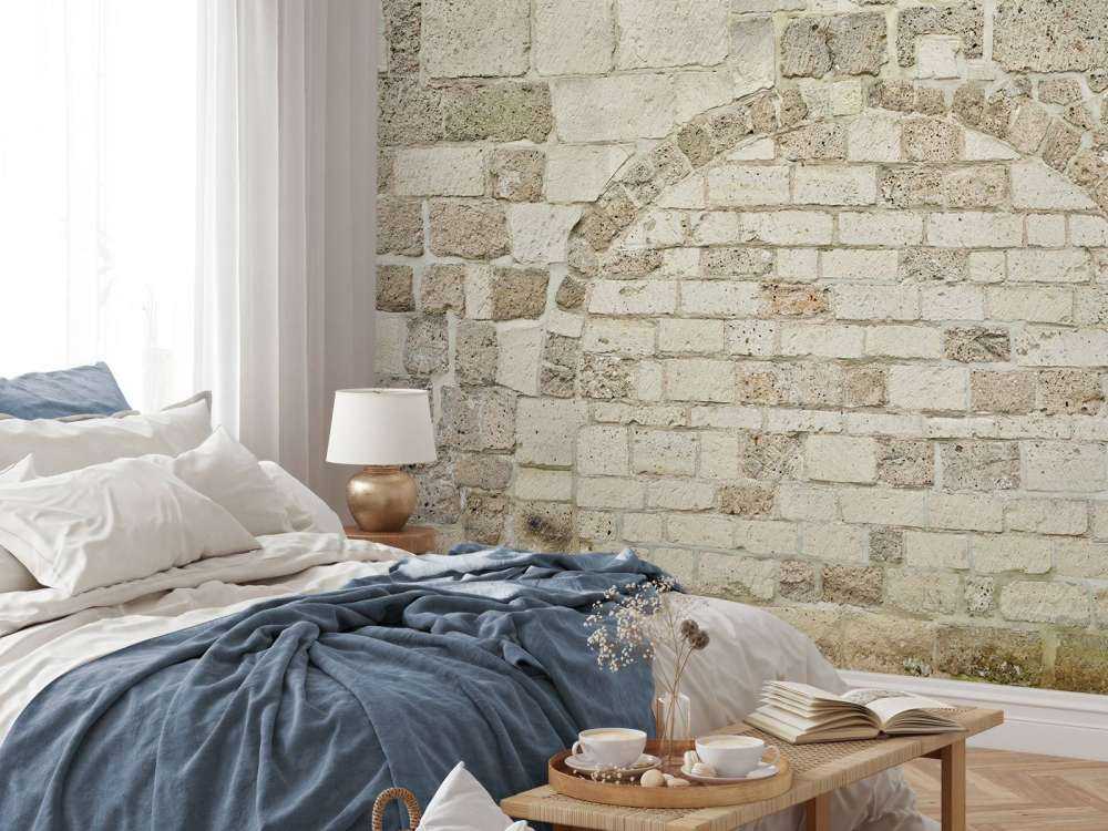 Vecchio muro di pietra con arco