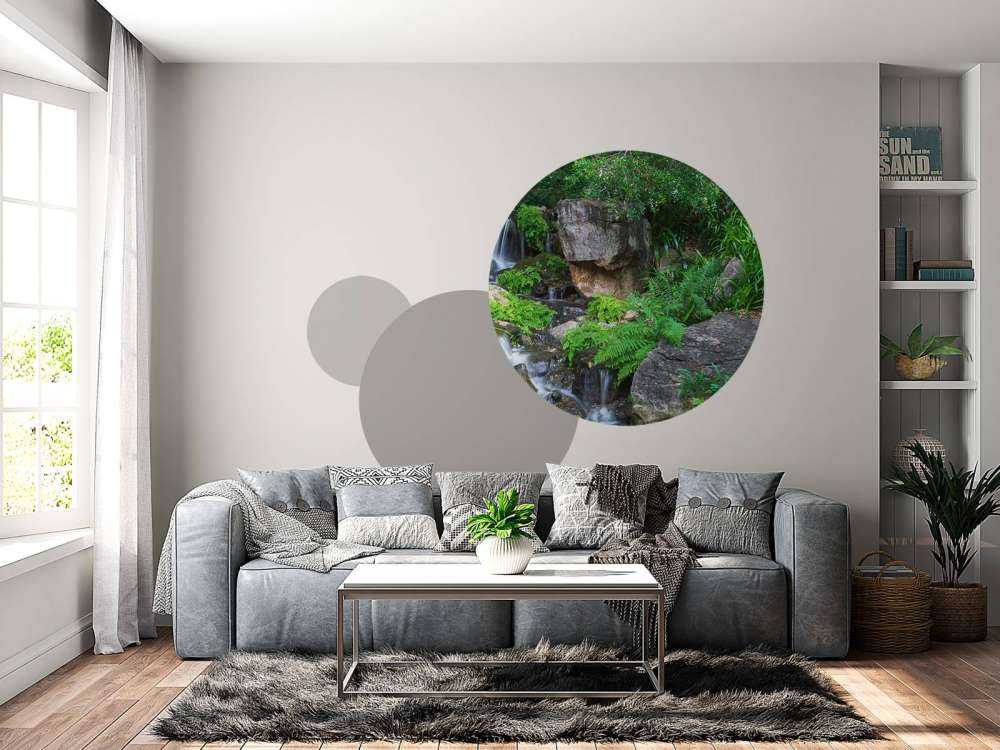 Cascata con piante tropicali