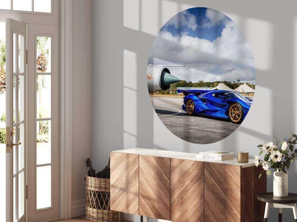 Supercar futuristica in aeroporto