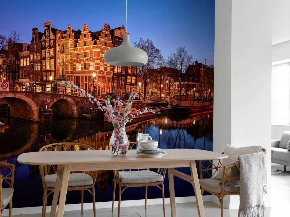 Case illuminate lungo il canale