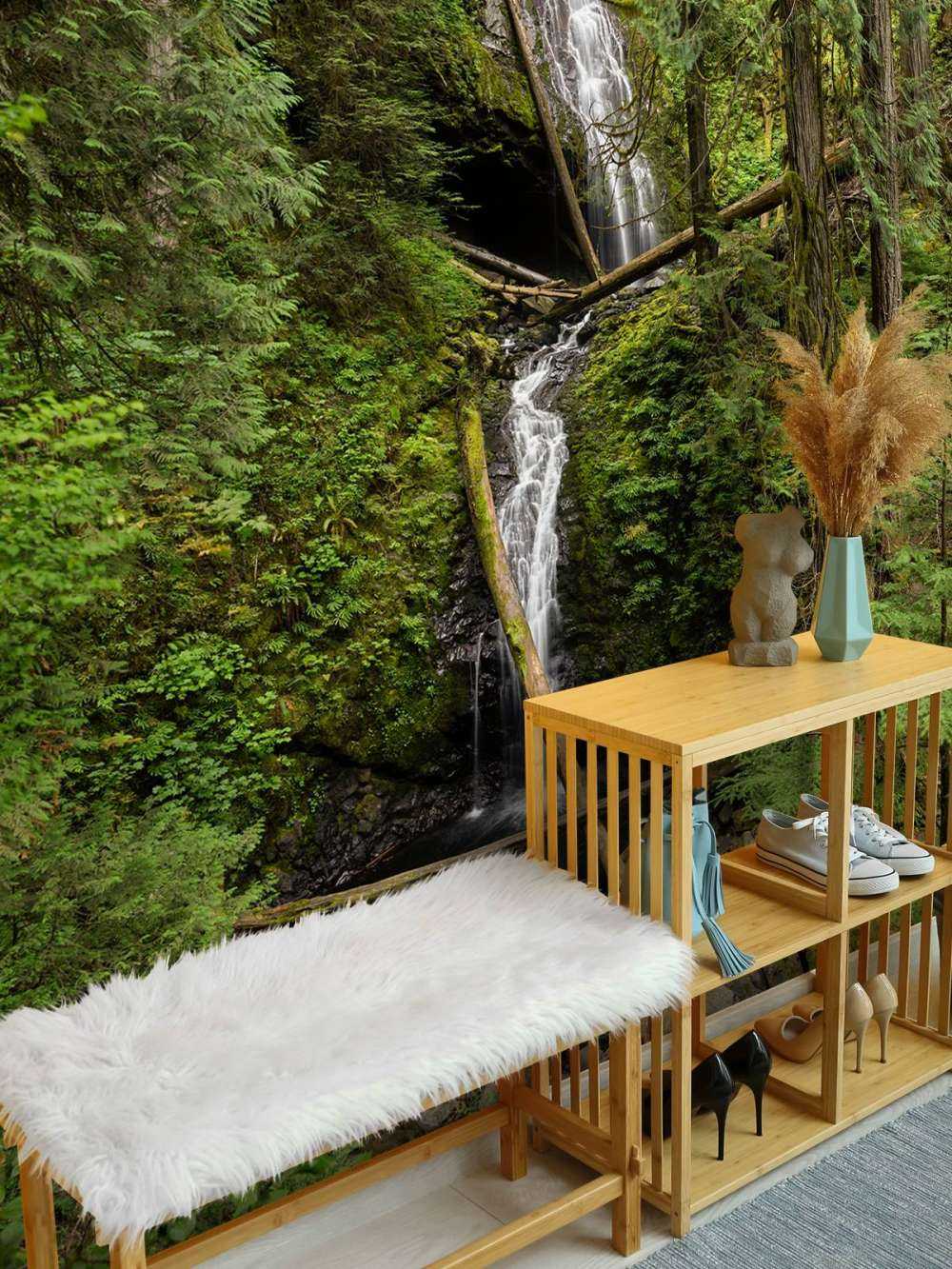 Cascata con alberi caduti