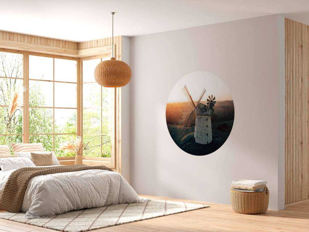 Mulino a vento in splendida luce al tramonto