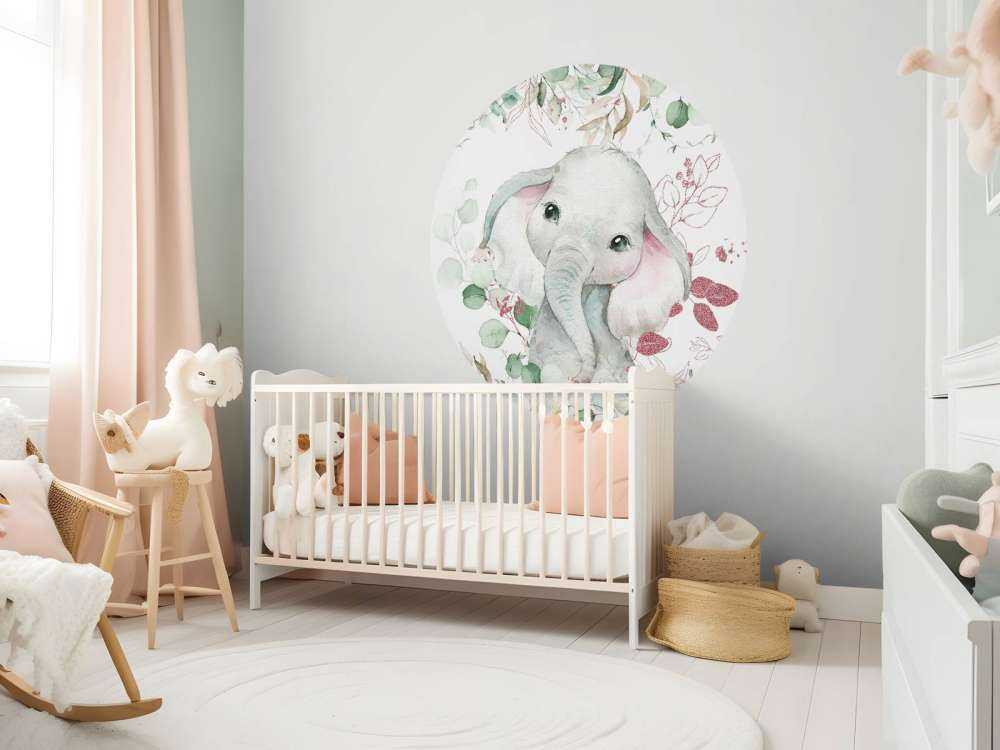 Baby elefante con foglie di menta e rosa