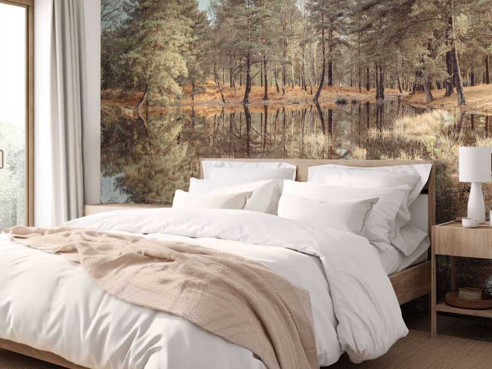 Alberi vicino a un lago