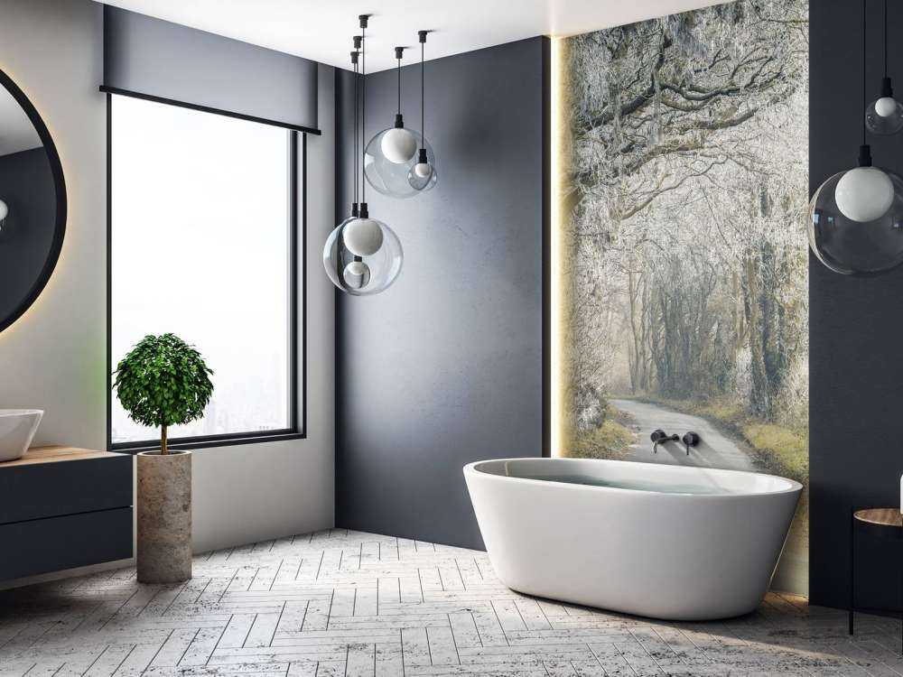 Strada ghiacciata attraverso la foresta